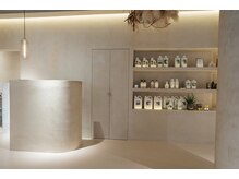 エヌバイマリラン 三軒茶屋(N by mariran)の雰囲気（受付周りには、こだわりの商材を置いています。）