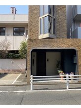 ブランポー(Blanc Peau)/一戸建ての二階にあります