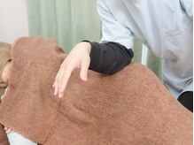 整体院リバース さいたまの雰囲気（施術風景：肩こり、腰痛等気になる症状はお任せ下さい。）