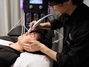 メンズメイク コレクション 名古屋店の写真/最新美容機器【マトリキュア】導入！毛穴ケア/ニキビケア/リフトUP等本格的な肌質改善がこのマシン一台で◎
