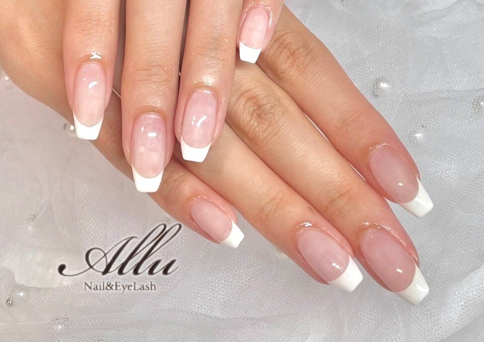 ホワイトワンカラー 2026年冬トレンド】ホワイト ワンカラーのネイルデザイン集｜人気順