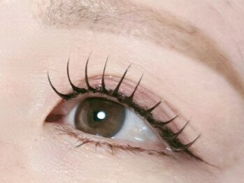 チェル(chel)の写真/【ブラウンエクステで憧れのハーフeyeに★】黒は濃すぎる…そんな方にも◎ナチュラルかつ印象的な目元へ♪