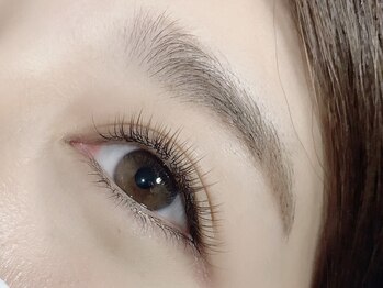 サンテベル(SANTE BELLE)の写真/目元にも抜け感をプラスしてオシャレ度UP★カラーエクステで気分を変えてみませんか？黒よりも自然な印象に