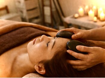 ココハナ(CocOhana)の写真/ホットストーンと手の温もりで、頭からほどける贅沢時間。深い安らぎと、心地よい眠りを。