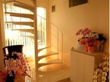 スパリズム(Spa REISM)/白を基調とした1階から2階へ