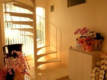 スパリズム(Spa REISM)/白を基調とした1階から2階へ