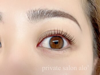 アロ(alo')の写真/自然なのに魅力的な仕上がりのマツエク♪まつ毛を染めて印象を強められる話題のまつげパーマも！