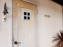 フス(FUSS)の雰囲気（白い扉が目印の隠れ家サロンです）