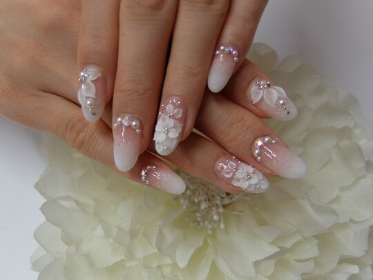 2025年冬】ホワイト フラワーのネイルデザイン集｜人気順  