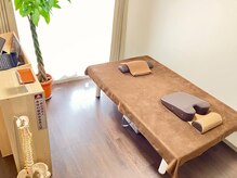 明身均整整体院の雰囲気（完全個室でベッドが広く施術中もリラックスしやすい空間です♪）