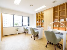 おしゃれだけど落ち着く木目調の空間、居心地の良い雰囲気◎