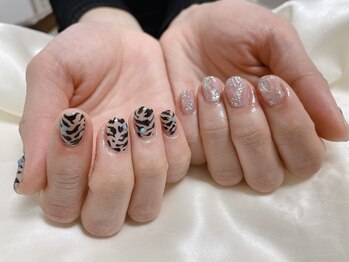 モグネイル(Mogunail)/虎柄ちぐはぐネイル