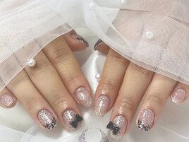 黒フレンチとリボン輝く指先