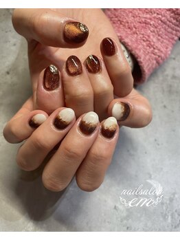 エム(em)/カフェオレネイル