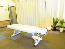 明るく清潔感のある施術スペース