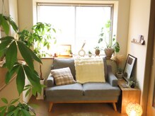 明るいアットホームなカウンセリングルーム。