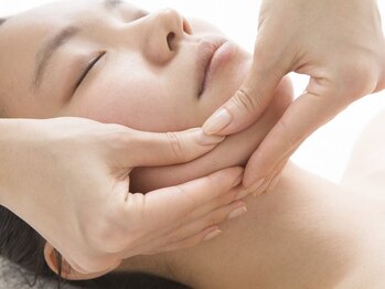 サン モア(Sun more)の写真/《ハリ・目力UP・むくみ・たるみ改善◎》小顔リフトフェイシャル　初回¥4,200