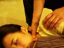 整体マッサージ処 勇唄の雰囲気（横向きの施術はとても気持ちがいいです）