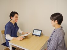 たすき鍼灸治療院の雰囲気（施術前にカウンセリングと説明を行い不安を軽減）
