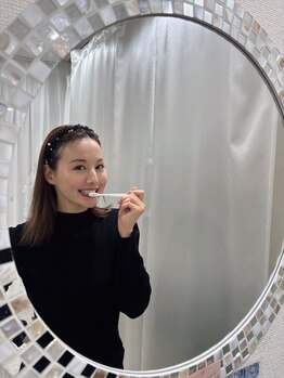 ホワイトニングショップ 府中店/8　軽く歯ブラシ