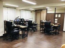 ネイルルーム 千美(room)の雰囲気（明るい雰囲気の店内！うれしいドリンクとお菓子のサービスも♪）