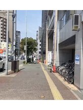 マツエクサロン ディープ(DEEP)/【道案内】6.駐輪場の前を通る