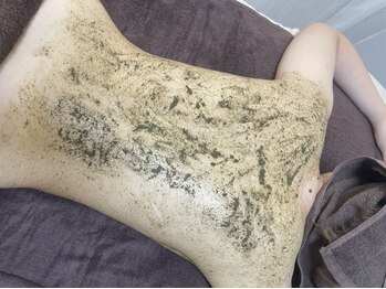 フィール(feel)の写真/【背中ニキビを集中ケア】REVIで肌荒れを撃退◎天然由来のハーブで、角質除去×ターンオーバー促進で艶肌！