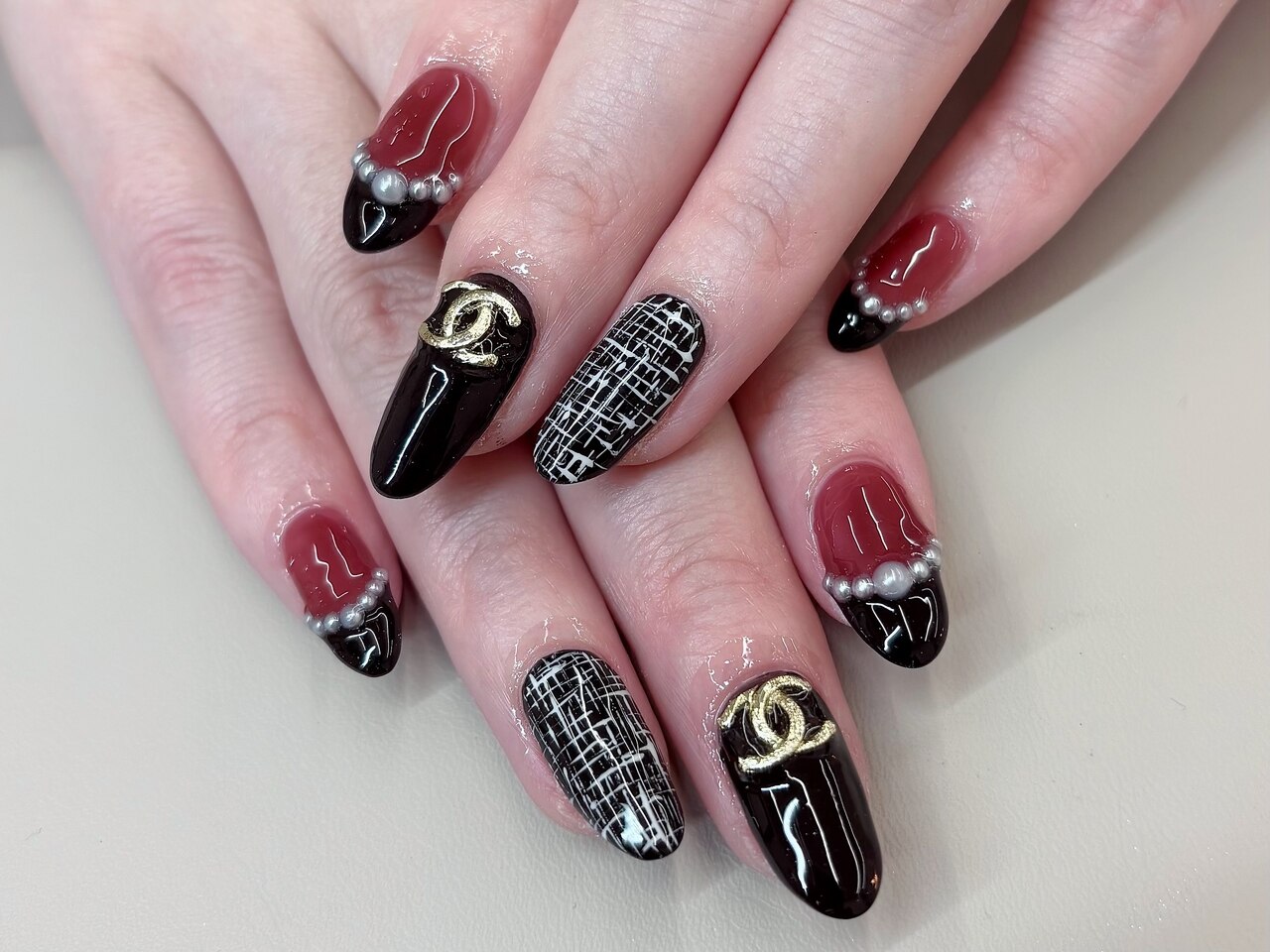 2025年-2026年冬トレンド】ストーン ツイードのネイルデザイン集｜人気