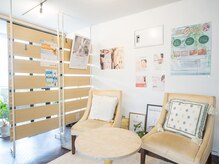 ユヌランコント 岐阜店(Une rencontre)/白を基調とした店内です。