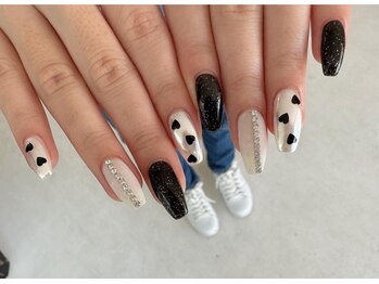 ブリスト(BRIST)/黒色ネイル/ビジューネイル