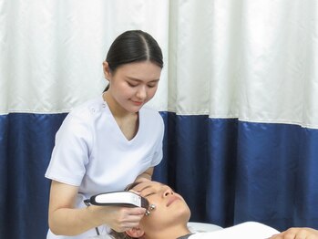 かいせい整体院/小顔リフトの様子。