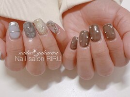 個性派アシンメトリーネイル