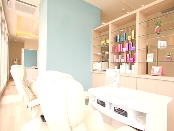 ア―ジュポシェフリル 下大利店(age poche Frill)の写真/乾燥で硬くなった足裏・かかとの角質は、ケアのエキスパートの手で美素足に！嬉しいフットスパ&保湿付♪