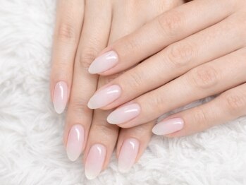 ジュティア ネイル バイ リブレイズ 京都市役所前(JuTia Nail by Live raise)の写真/自然なフォルムと上品な仕上がりで、大人女性にも◎何度でも通いたくなるデザインと心地よい時間をお届け♪