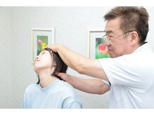 かん健康整体院の雰囲気（デスクワークでの首肩こりをほぐし、体を楽にします）