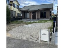 ブルーム(Bloom)の雰囲気（駐車場も広々しており停めやすいです）