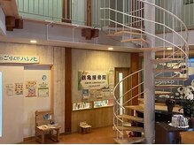 鶴亀接骨院 ボディコンディショニング研究所/コンコース内の入口