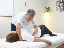 美シセイ整体 所沢店の雰囲気（土台の脚が整うから骨盤が整い、背骨・肩甲骨の動きも整う。）
