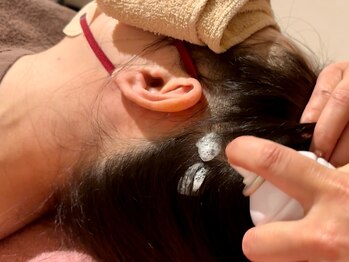 リーフ 本町店/頭皮に炭酸スプレーを使用します