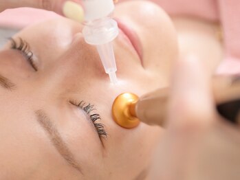 エミナル(eminal)の写真/コラーゲンを作り出すプラズマシャワーをW照射。たるみによって目立つ頬の毛穴改善、予防に♪