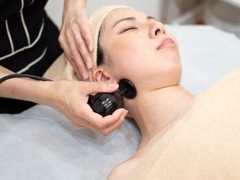 リノン(LINON)の写真/《芯から温め、じんわり整えるWINBACK小顔ケア》すっきり引き締まったフェイスラインへ