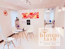 まつげエクステ専門サロン ブルームラッシュ(bloom lash)の雰囲気（半個室ブースとふかふかソファベッドでゆっくり過ごせます☆）