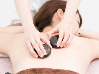 シズ(SIZ)の写真/ホットストーンで身体を温めて代謝UP★オイルでリンパの流れを促進し、お疲れ箇所をじっくりほぐします！