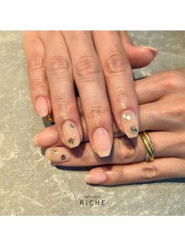 リッシュ(RICHE)/うるつや大人ベージュネイル
