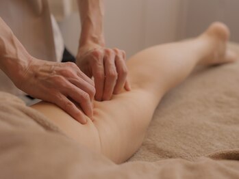 【深層筋Detoxリンパマッサージ×骨格調整×肩甲骨はがし】　沢/太ももの施術風景