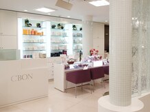 シーボン 上大岡店の雰囲気（明るく広々とした開放的なサロン空間。初めての方も通いやすい）