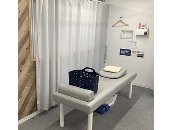 むげん整骨院鍼灸院 宇治三室戸/清潔で明るい店内