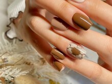 サロンドフォーエイチ(salon de 4H)/ブラウンでタイル柄ネイル