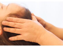 頭・顔・耳のツボを丁寧に押し、静かに緩む時間へ導きます。