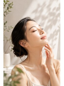 Enmoon by CareNaの写真/【最新メロンボトル♪】二重アゴやたるみを徹底ケア!輪郭スッキリで誰もが羨む小顔を目指せる特別メニュー!